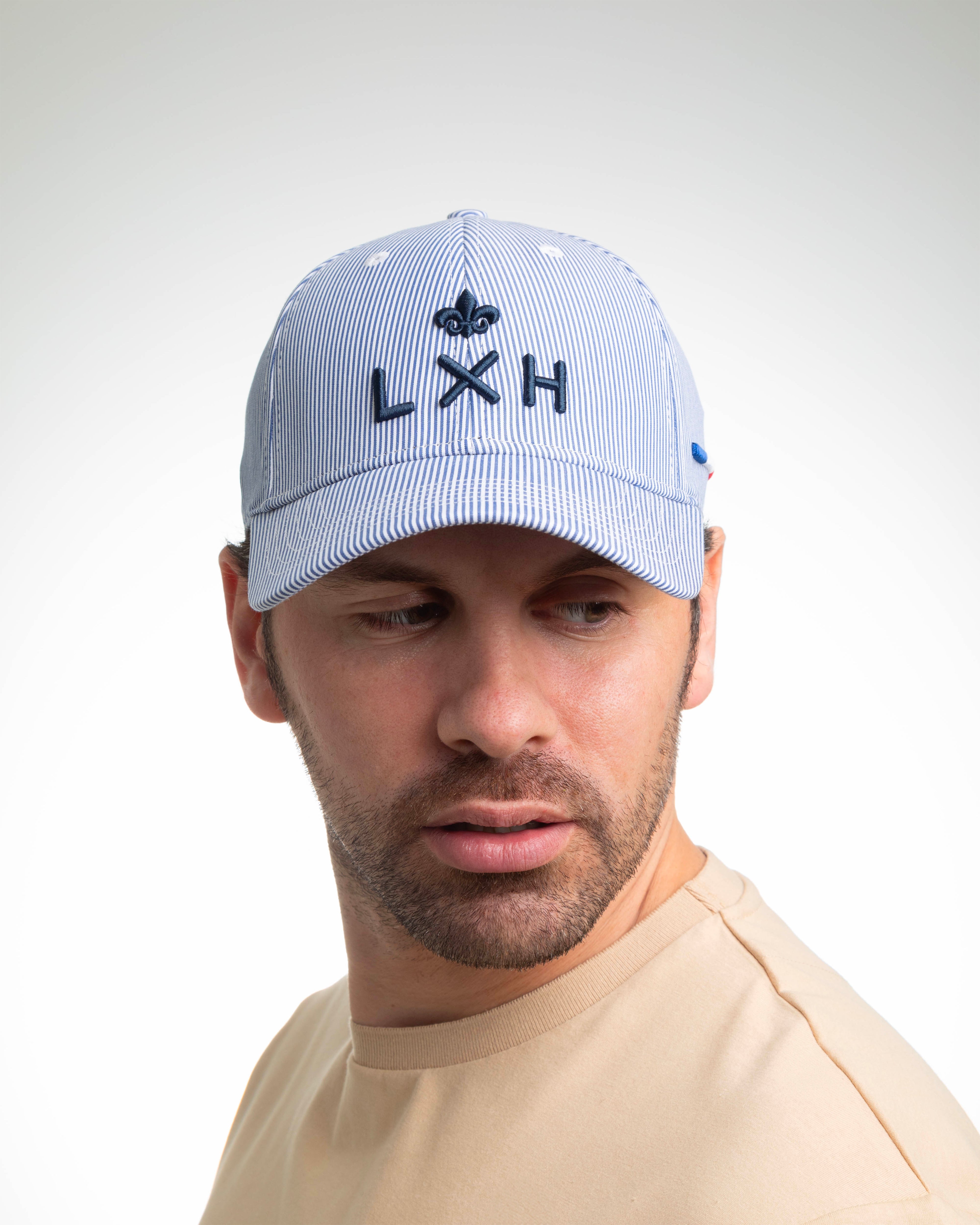 Casquette Rayures Blanc / Bleu Marine LXH avec logo brodé pour un style décontracté et moderne