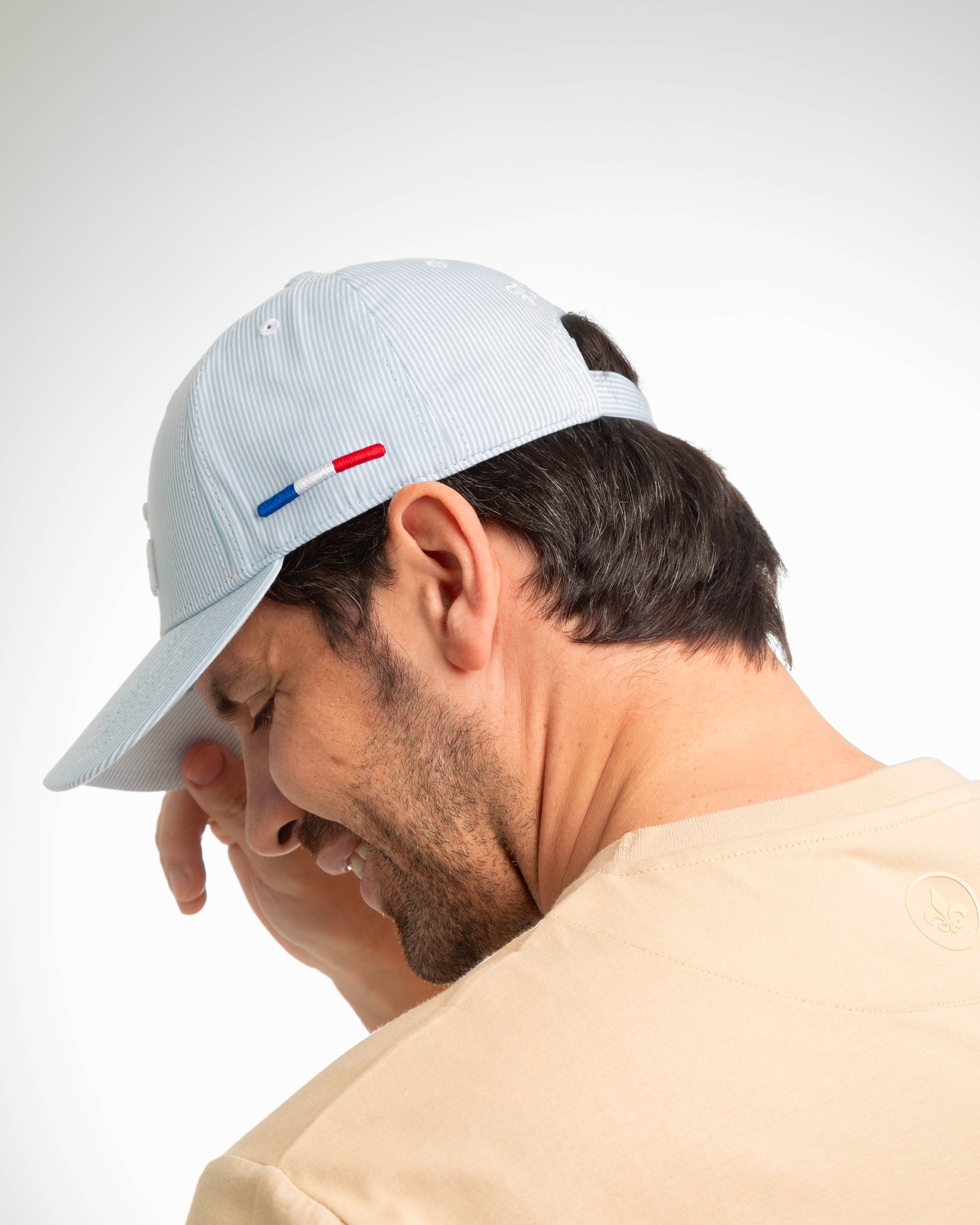 Casquette Rayures Bleu / Bleu Clair de LXH avec détails tricolores et visière courbée