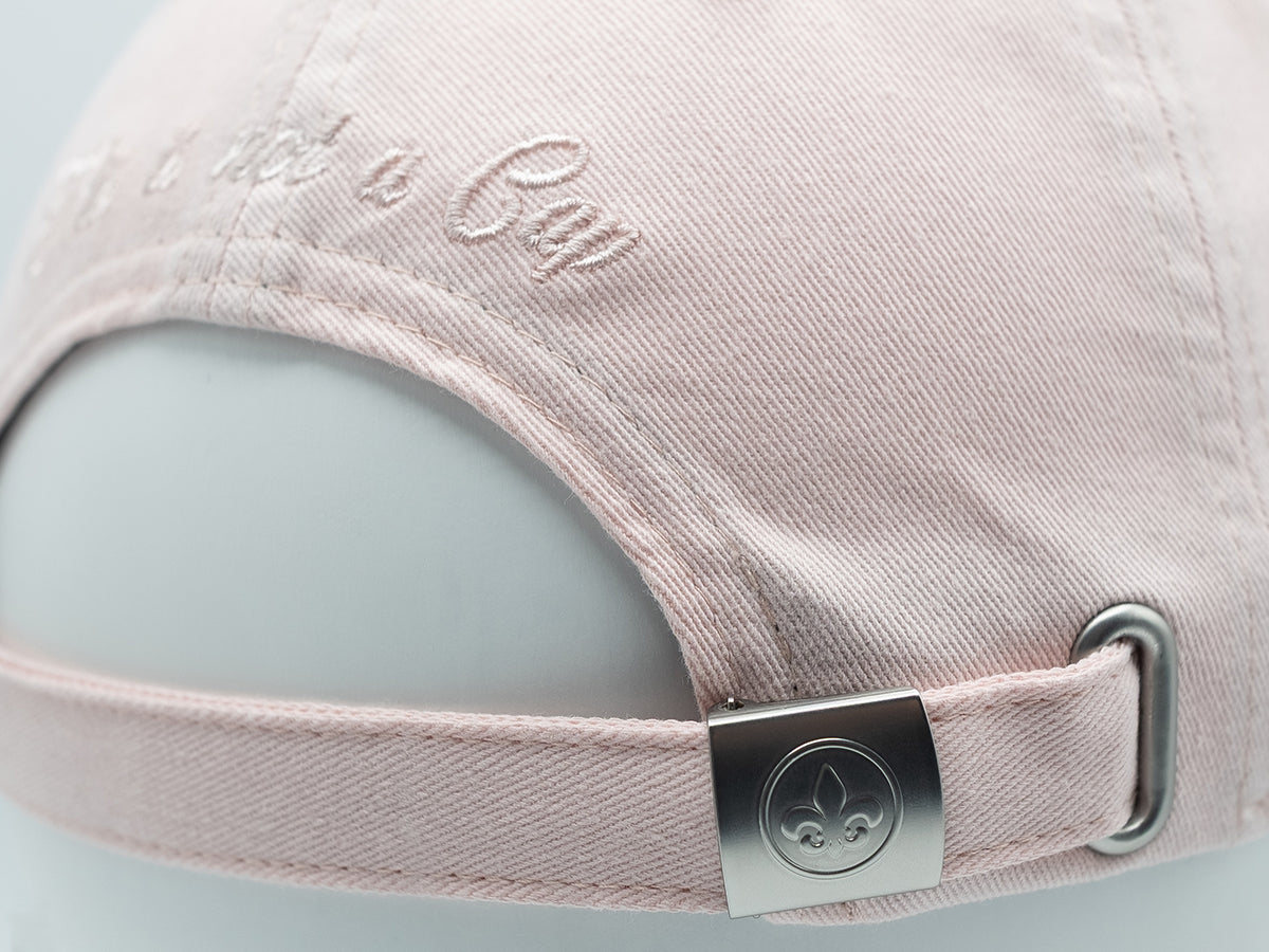 Détail d'une casquette rose coton femme avec une fermeture réglable et broderie élégante