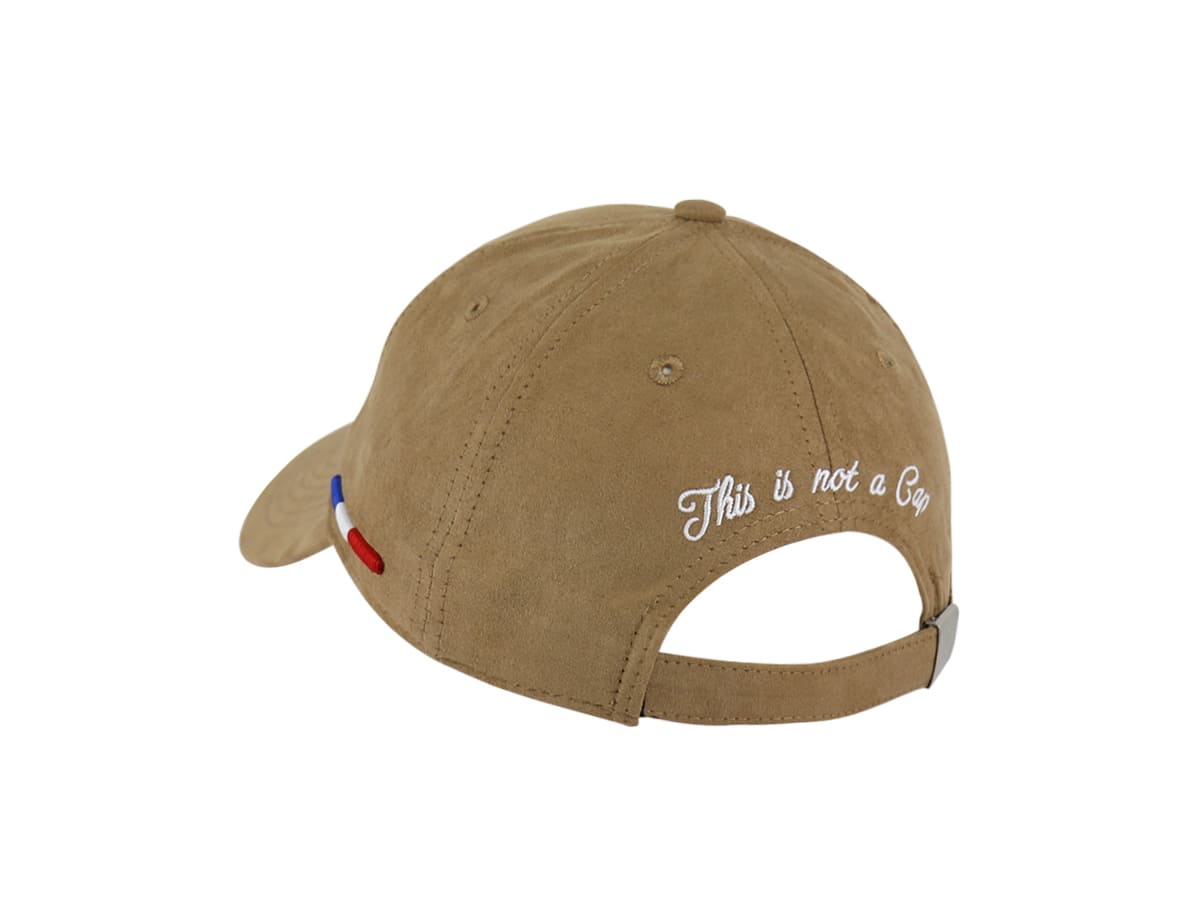 Casquette Suédine Camel avec broderie 'This is not a Cap' et détails tricolores