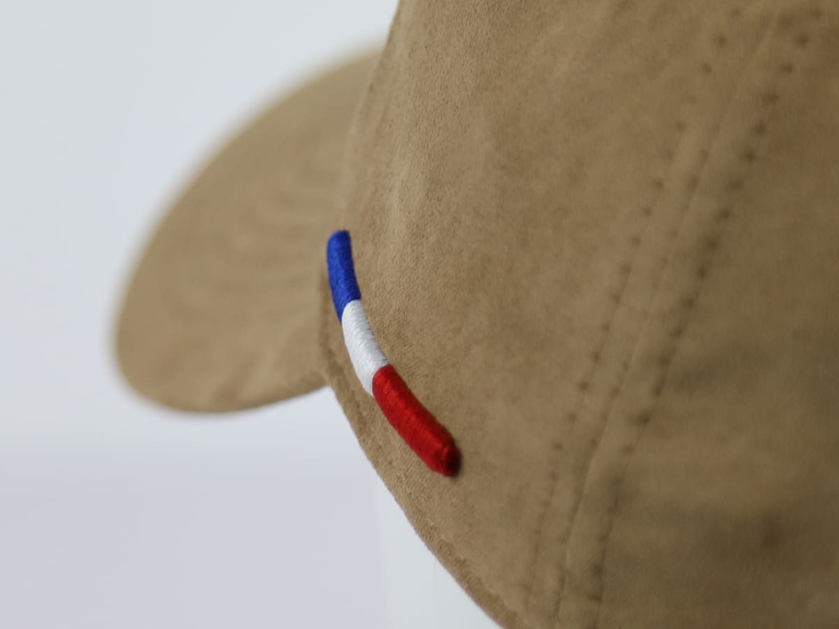 Casquette Suédine Camel avec broderie tricolore sur le côté pour un look élégant