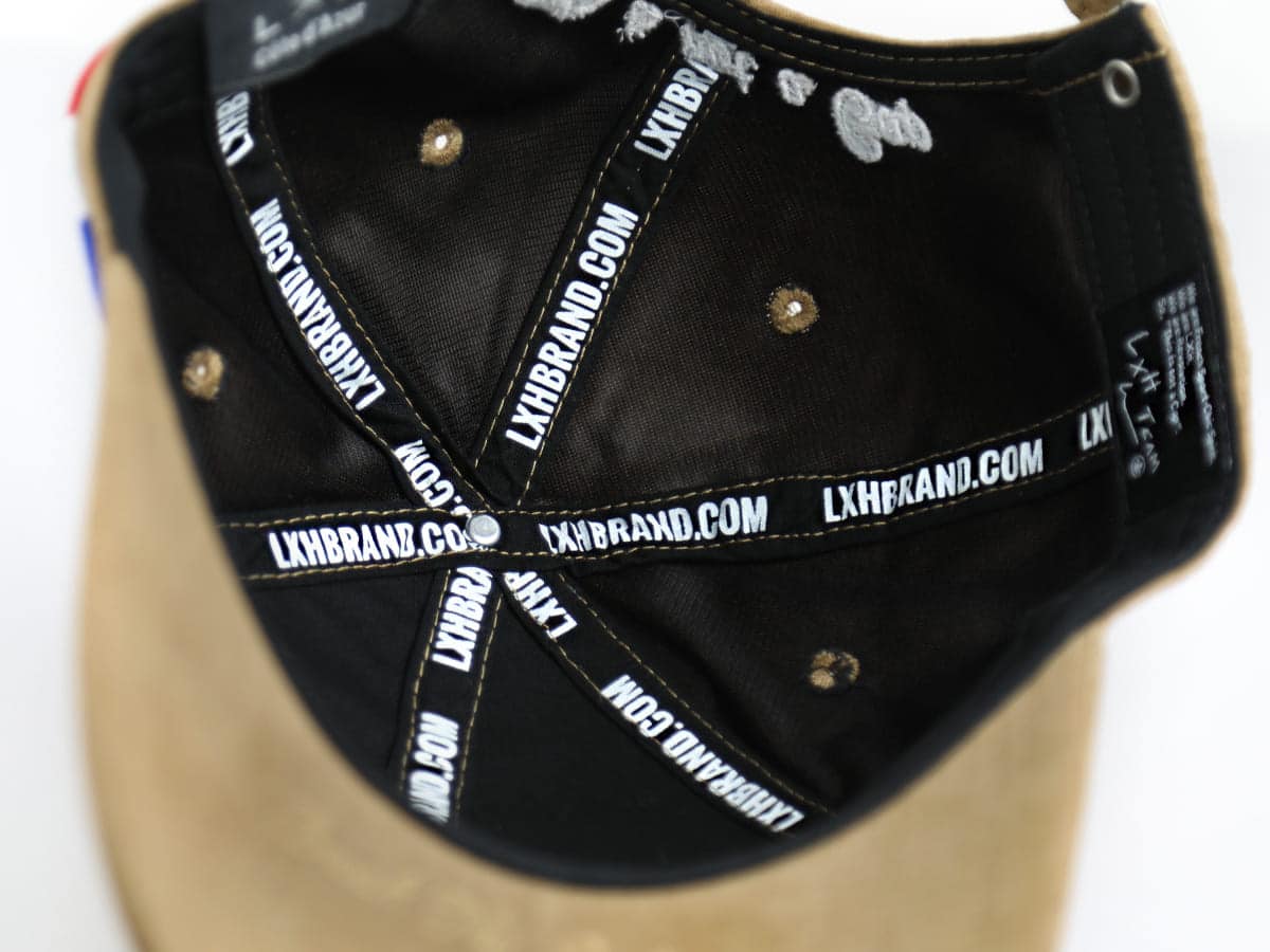 Vue intérieure de la casquette suédine camel avec logos LXH sur la doublure