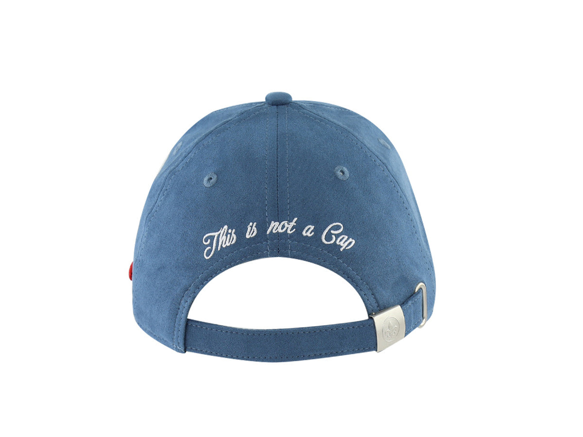 Casquette suédine bleu canard avec inscription au dos 'This is not a Cap'