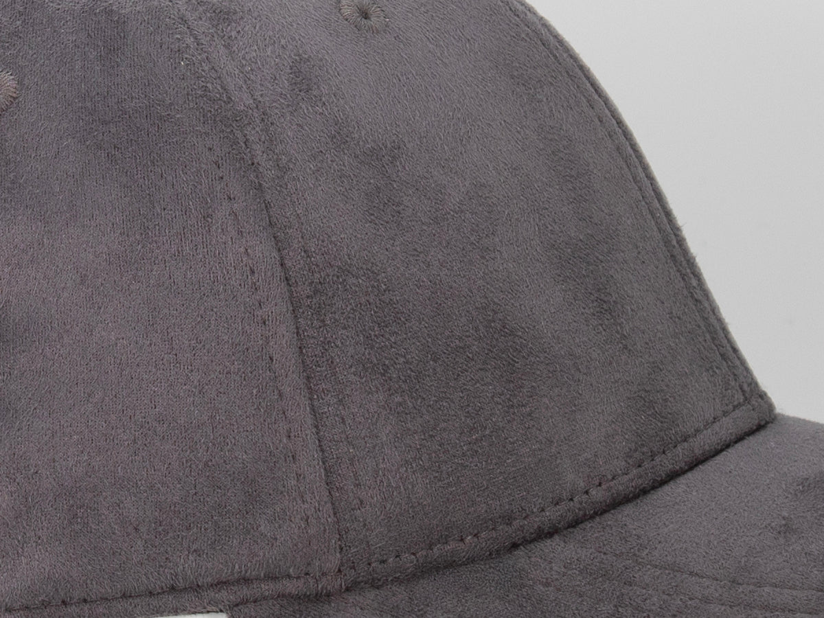 Casquette suédine carbone homme en gris avec une texture douce et élégante