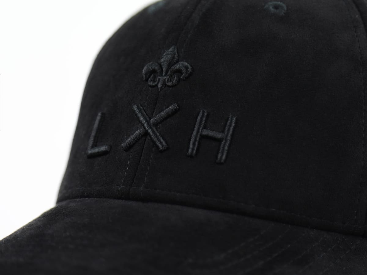 Casquette Suédine Sans Ligne Ton sur Ton Noir de la marque LXH avec broderie délicate