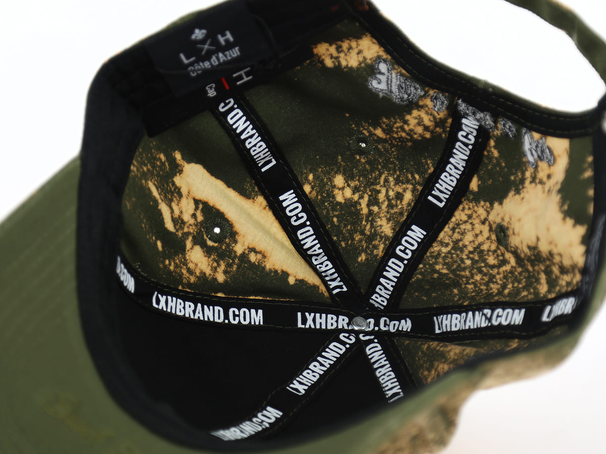 Intérieur de la casquette tie and dye kaki LXH avec un design unique et des détails soignés