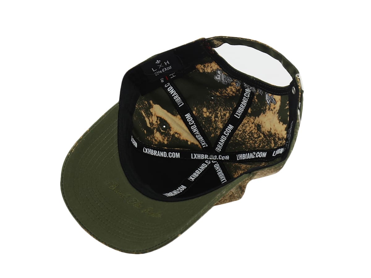 Casquette tie and dye kaki de marque LXH avec une visière camouflée et un design moderne
