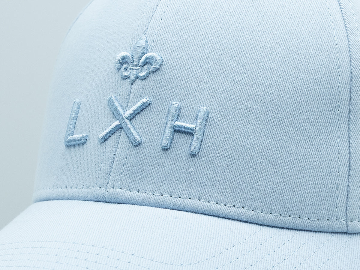 Casquette LXH Ton sur Ton Bleu Ciel avec broderie logo fleur de lys élégante