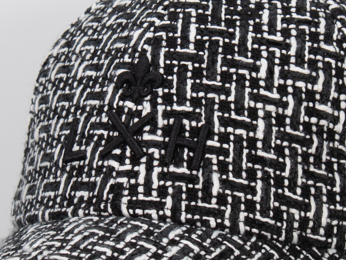 Casquette tweed noir de la marque LXH avec un motif texturé élégant et logo brodé