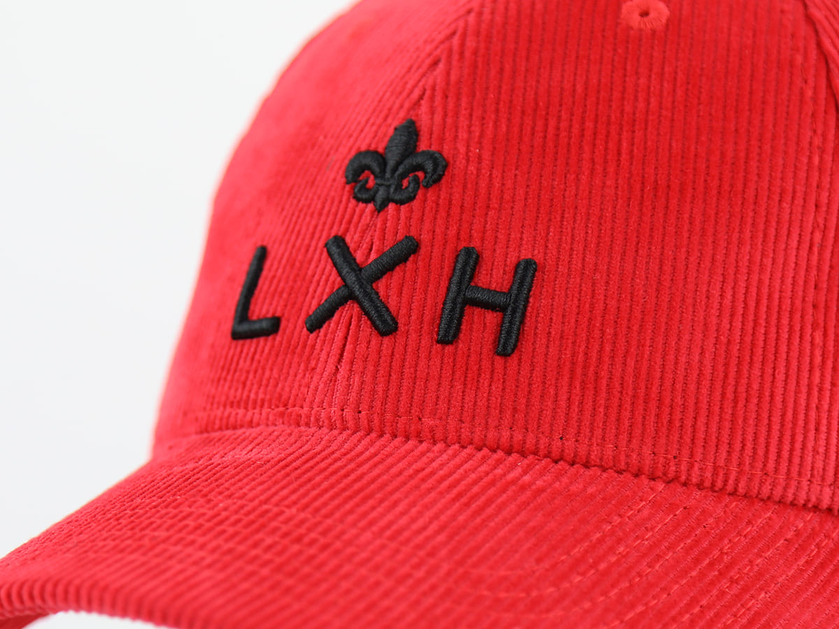 Casquette LXH en velours côtelé rouge avec logo noir brodé et détail fleur de lys