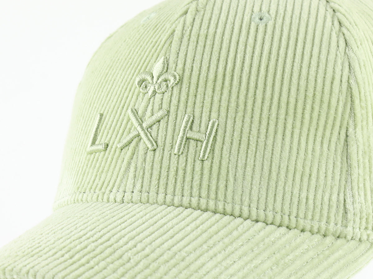 Casquette velours côtelé vert pastel de la marque LXH avec logo brodé