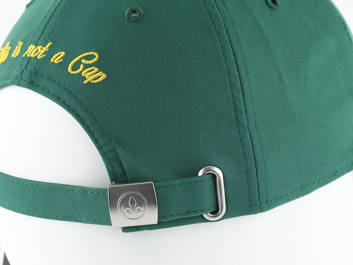 Détails d'une casquette verte homme luxe avec broderie à l'arrière et attache en métal