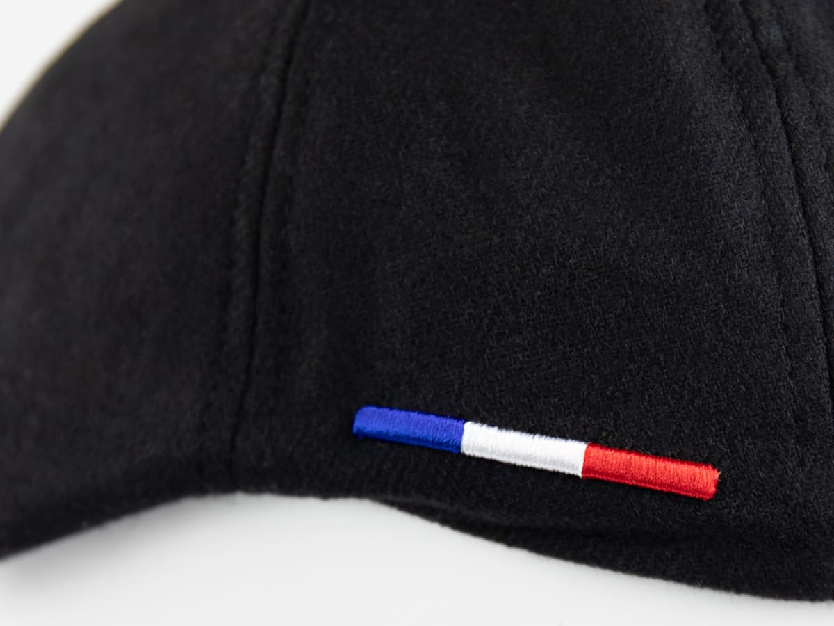 Béret Feutrine Noir LXH vue intérieure, doublure noire siglée LXHBRAND.COM en étoile, étiquette LXH Team cousue.