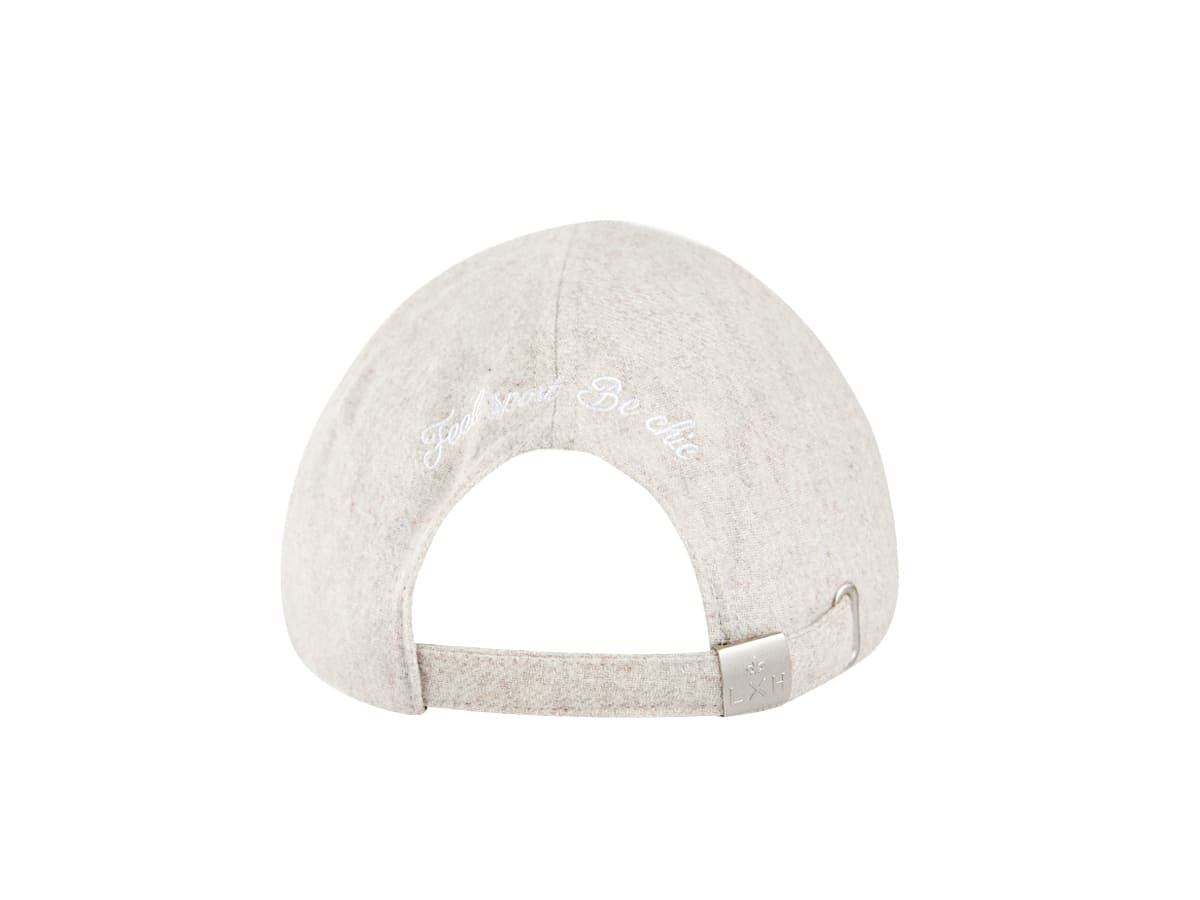 Vue arrière du béret feutrine blanc cassé LXH avec broderie Feel sport Be chic et boucle métallique gravée du monogramme LXH