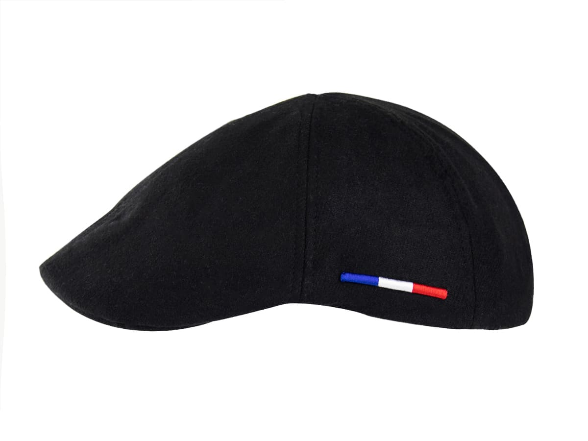 Béret Feutrine Noir LXH profil gauche, motif chevron gris anthracite, ruban tricolore bleu blanc rouge brodé sur le côté.