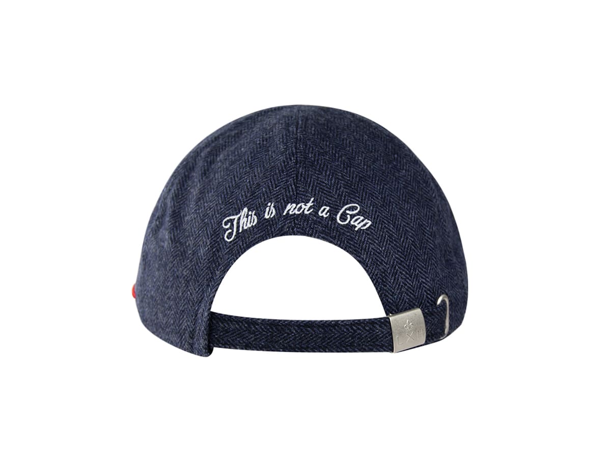 Vue arrière centrée du béret chevron bleu marine LXH avec broderie blanche This is not a Cap et boucle métallique de serrage.