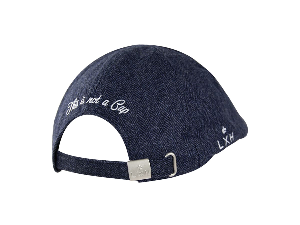 Trois-quart arrière du béret chevron LXH avec broderie monogramme fleur de lys et LXH côté droit, sangle réglable visible.