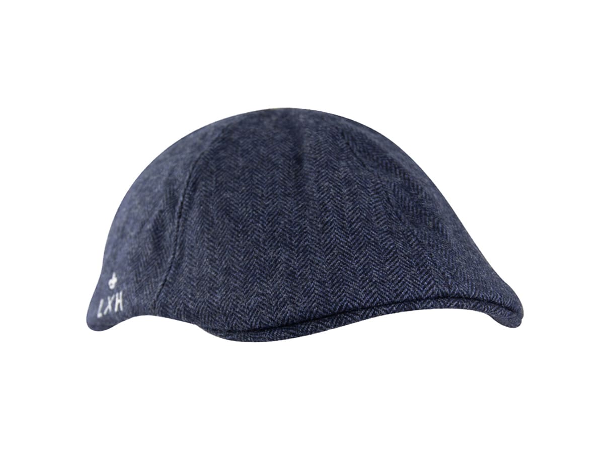 Coupe profil gauche du béret chevron bleu marine LXH montrant la silhouette galette plate et la visière courte intégrée.
