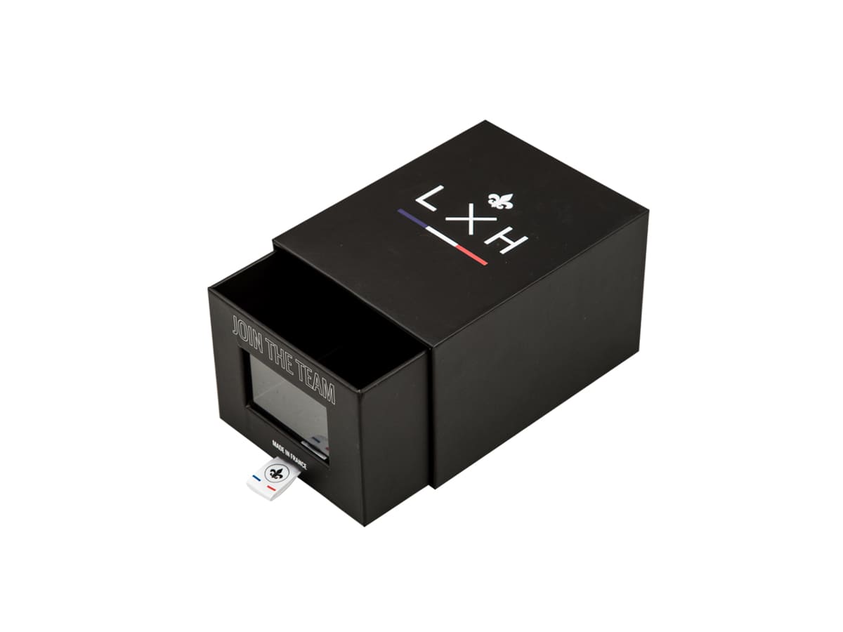 Boîte de présentation pour bonnet Laine Mérinos Pompon Noir Métal / Simili Cuir de LXH avec design élégant