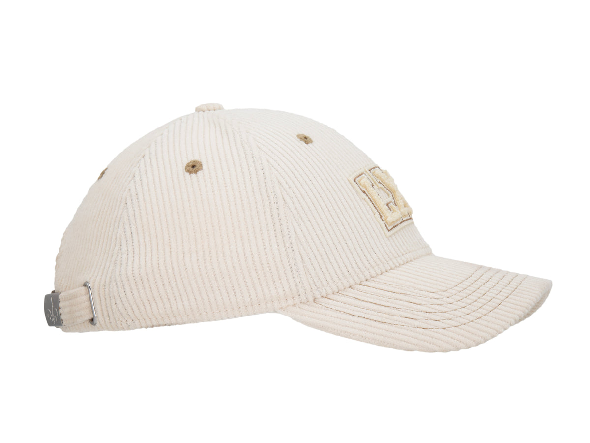 Profil droit casquette Campus vanille velours côtelé, sangle boucle fleur de lys, patch chenille LXH en fond.