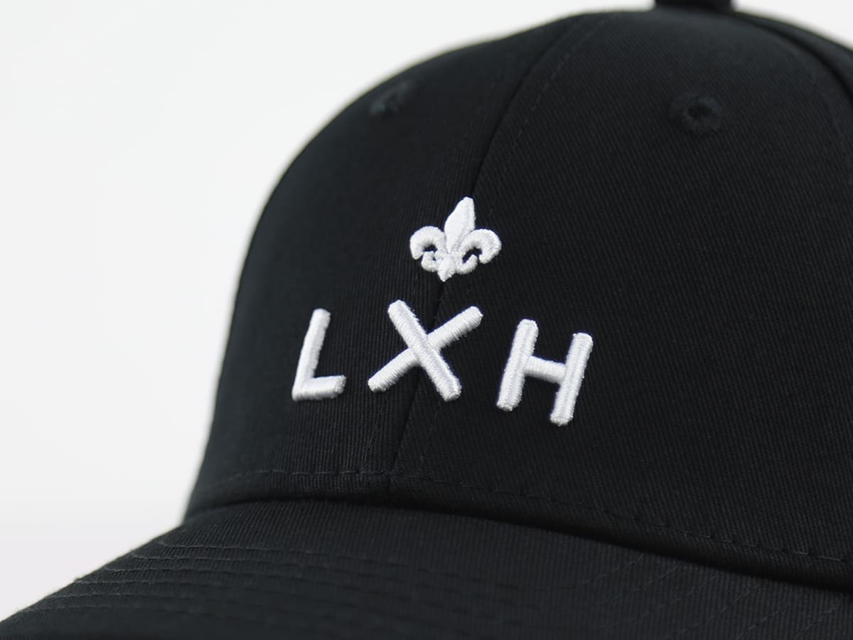Casquette Bébé noire LXH avec logo brodé blanc et visière courbée pour protection solaire
