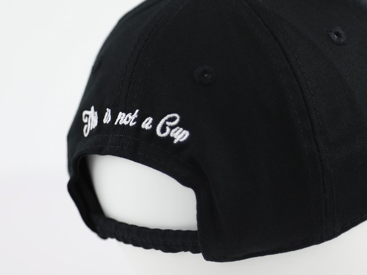 Casquette Bébé noire LXH vue arrière avec fermeture ajustable et broderie blanche