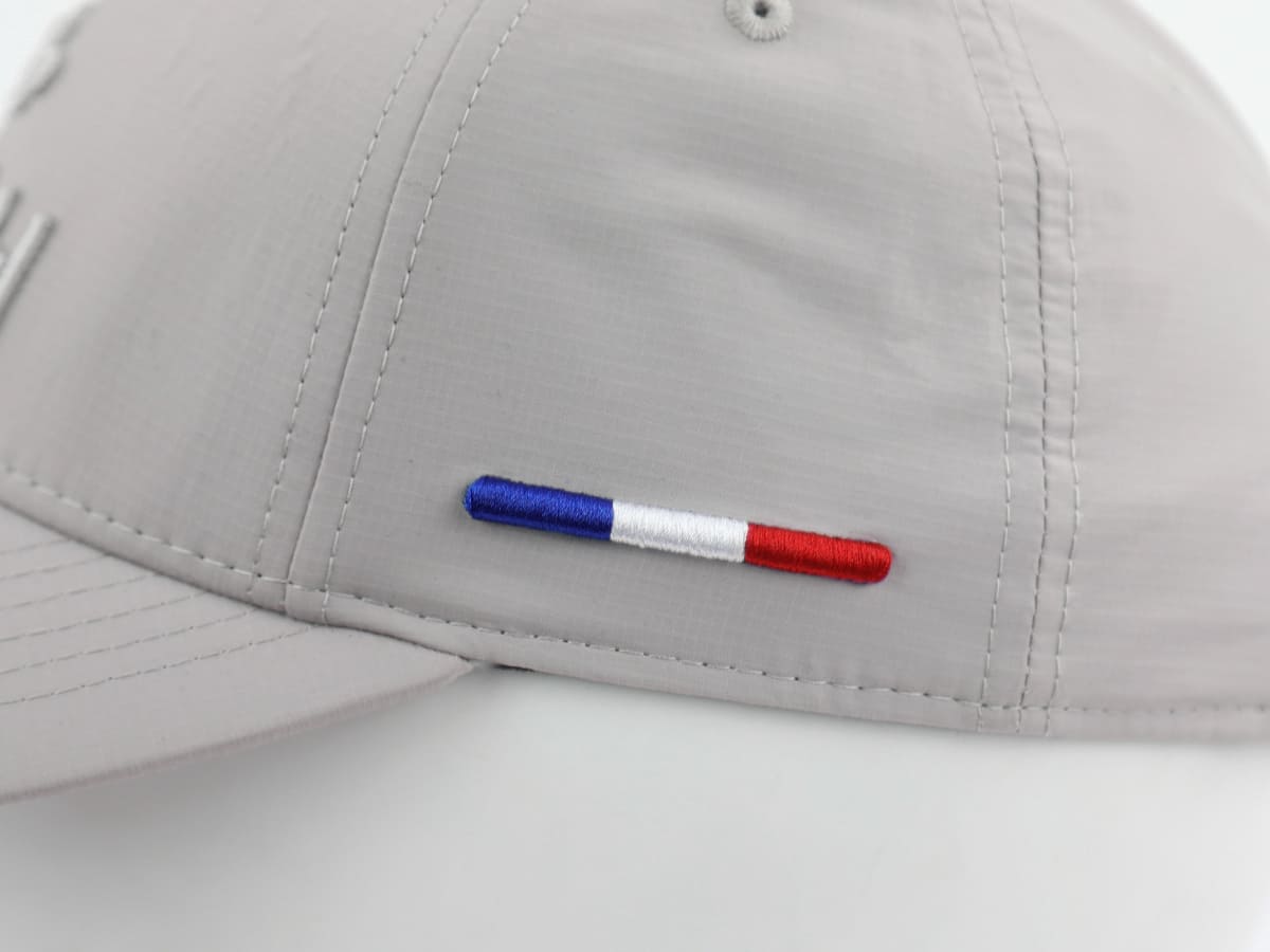 Macro tab drapeau tricolore français brodé sur panneau latéral nylon ripstop gris clair, casquette LXH
