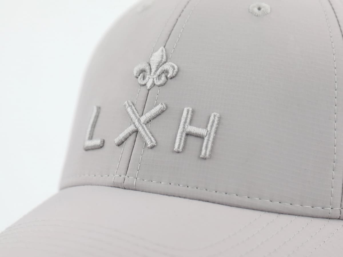 Macro broderie 3D monogramme LXH et fleur de lys ton sur ton sur nylon ripstop gris clair « Héritage »
