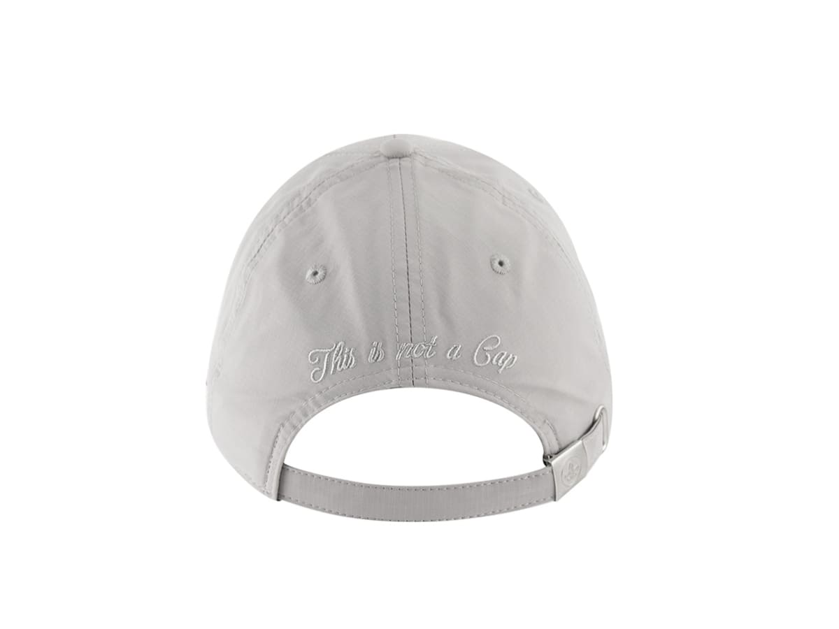 Dos LXH nylon gris clair, broderie cursive blanche This is not a Cap, sangle réglable boucle métal fleur de lys