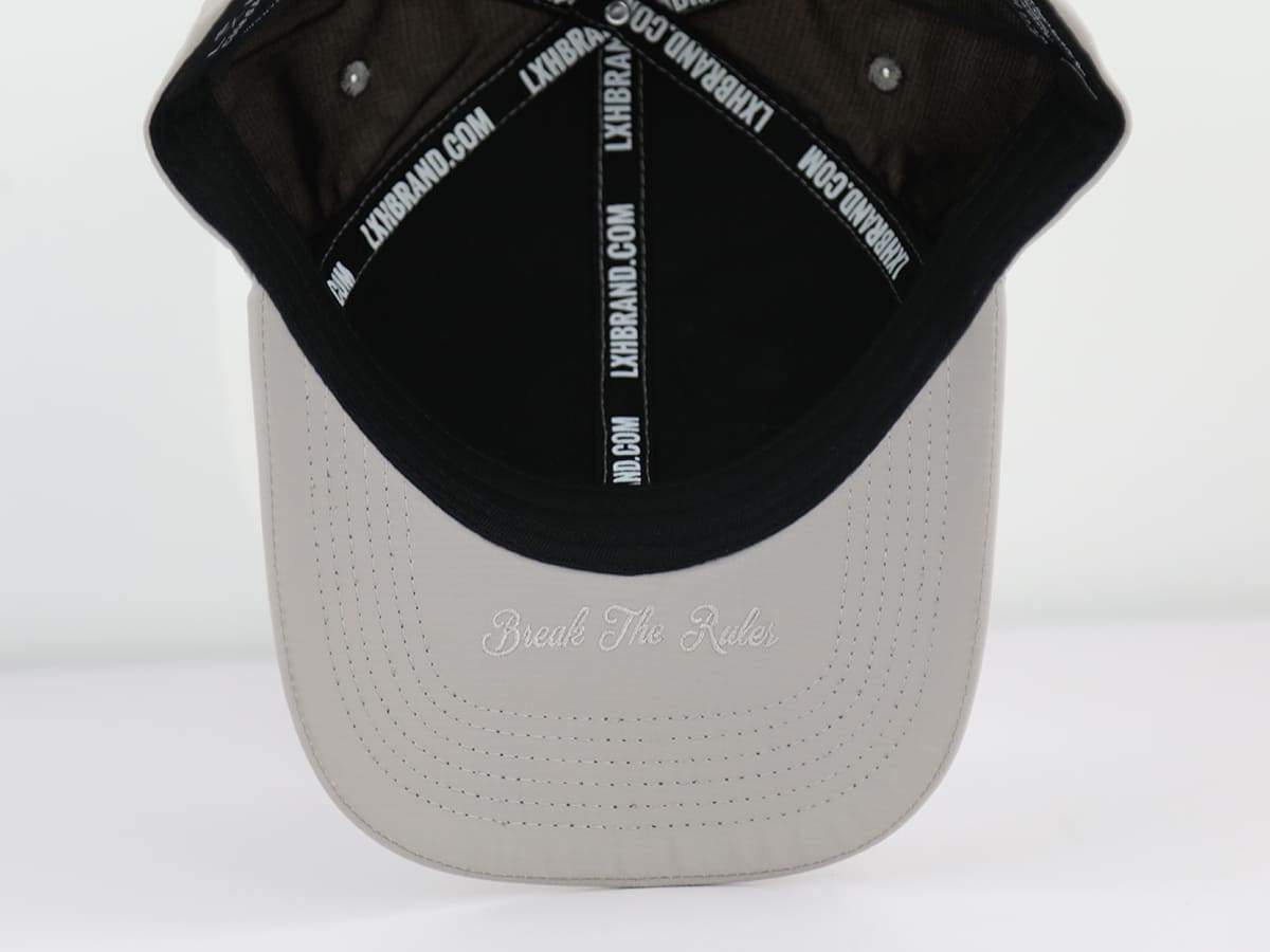 Dessous visière LXH nylon gris clair, broderie cursive ton sur ton Break The Rules, rubans LXHBRAND.COM