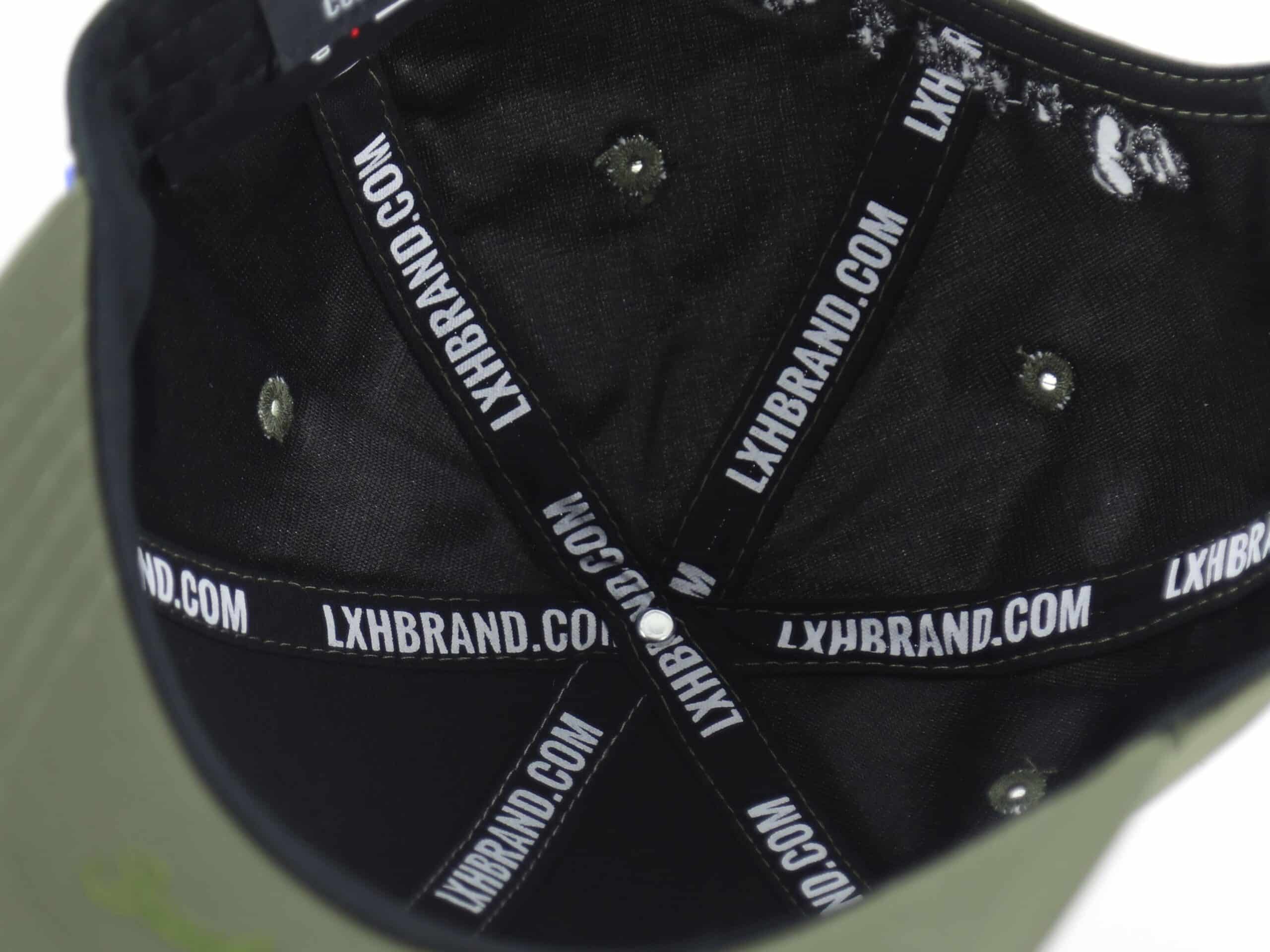 Intérieur casquette Nylon Kaki LXH avec coutures noires et logo LXHBRAND.COM sur les bandes