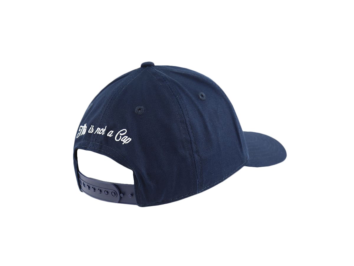 Casquette LXH en coton bleu marine avec fermeture ajustable et broderie blanche sur le côté