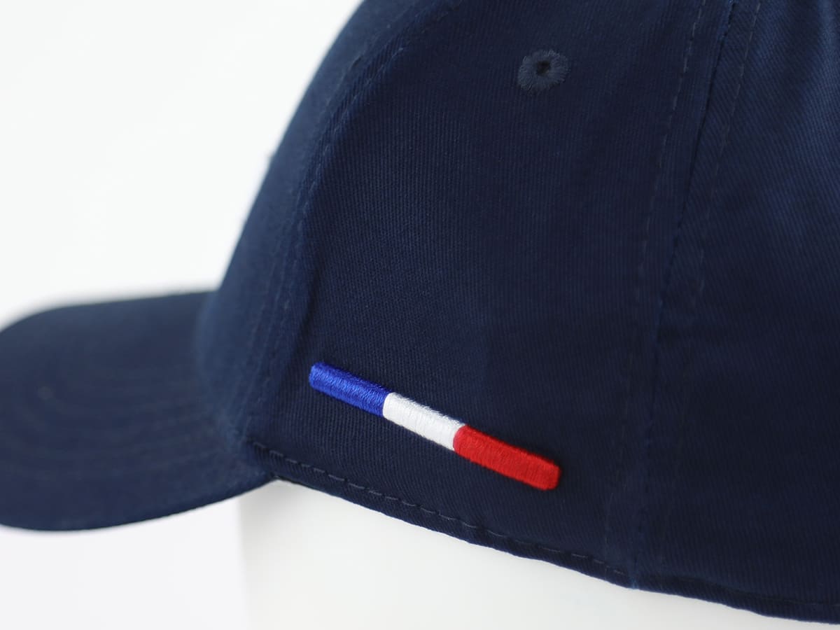 Casquette LXH en Coton Bleu Marine avec petit détail tricolore bleu blanc rouge sur le côté