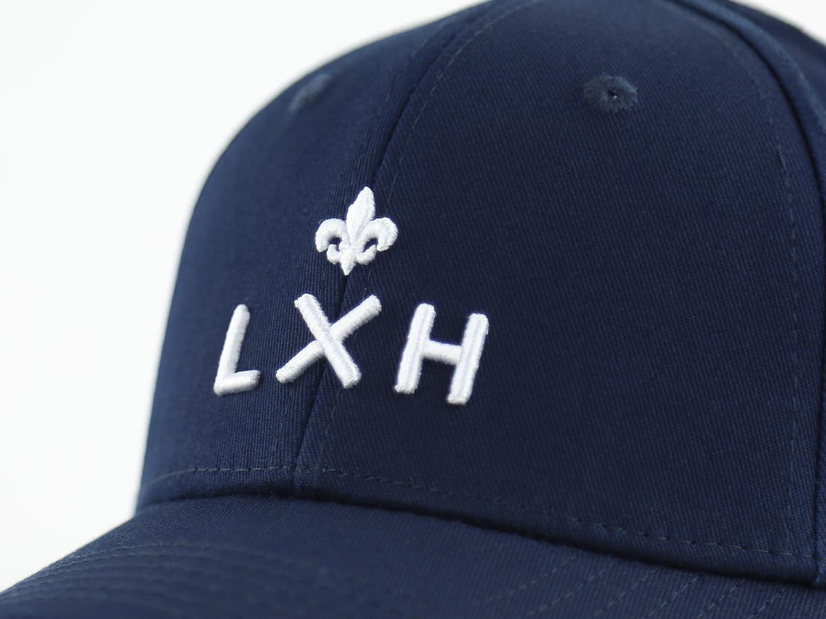 Casquette LXH en coton bleu marine avec logo blanc brodé et design classique