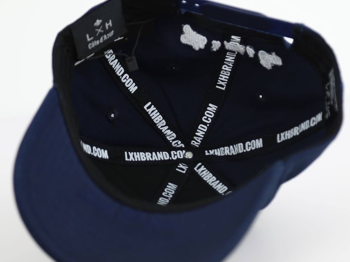 Casquette LXH en coton bleu marine vue de l'intérieur avec détails de couture et étiquette