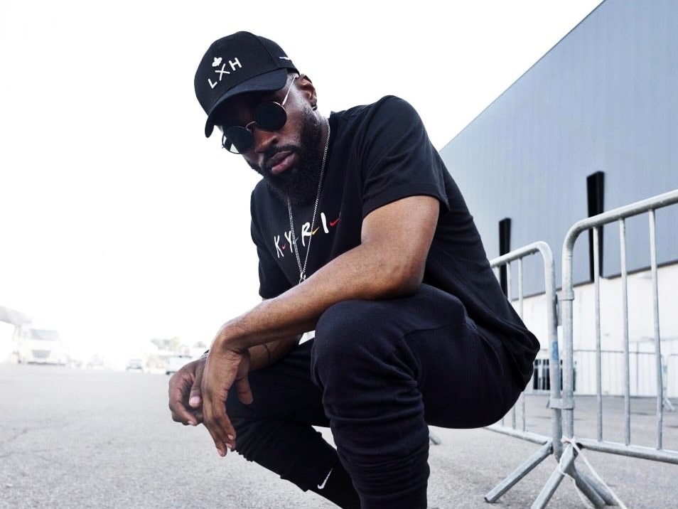 Casquette LXH en coton noir portée par un homme avec lunettes de soleil en extérieur