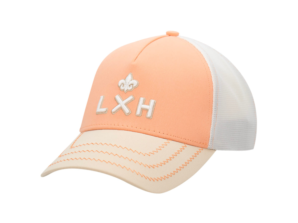 Casquette Évasion LXH abricot, façade orange, mesh blanc et visière écru, monogramme brodé blanc.