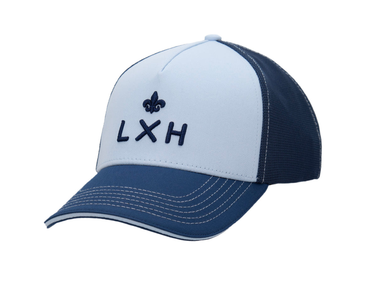 Casquette Évasion LXH onirique, façade bleu ciel, mesh et visière bleu marine, monogramme brodé blanc.