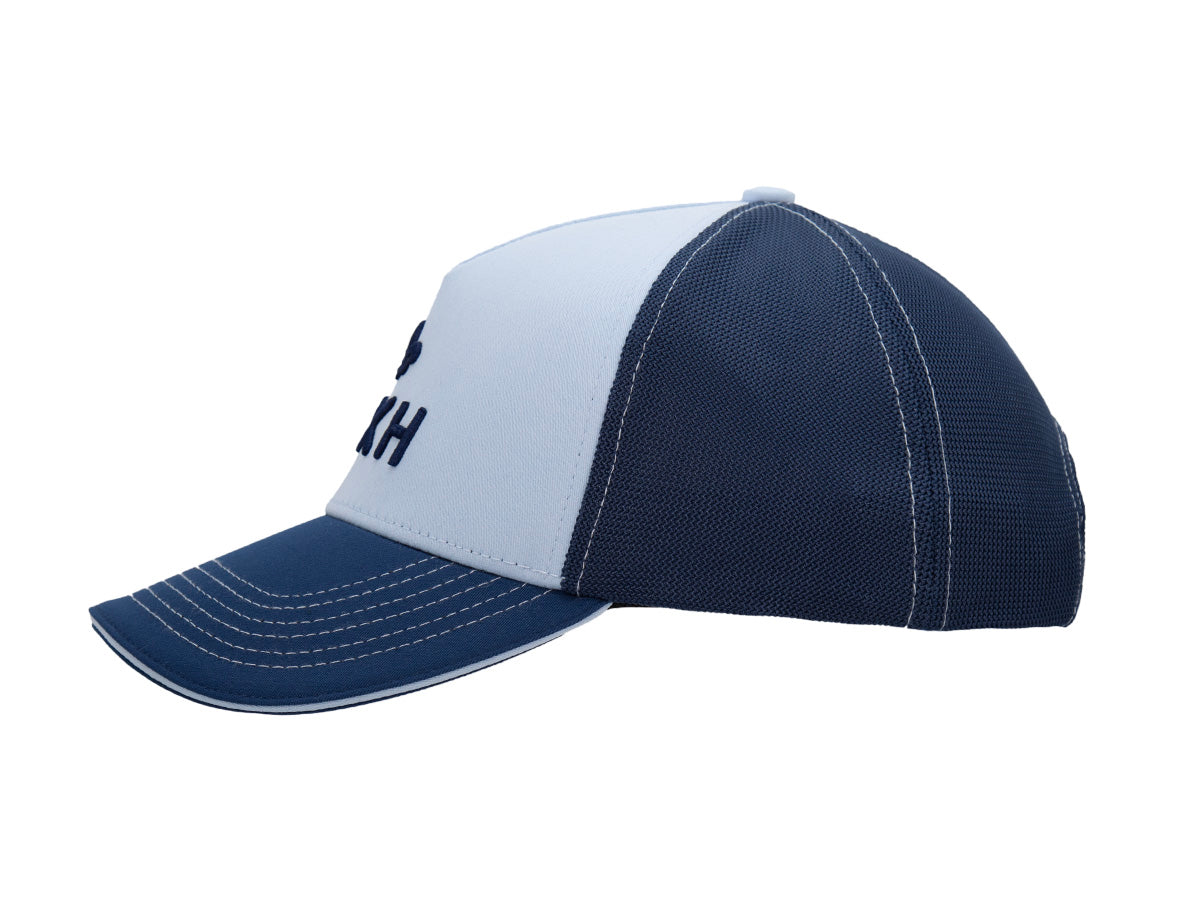 Profil gauche de la casquette Évasion onirique, panneaux arrière en mesh marine et visière surpiquée.