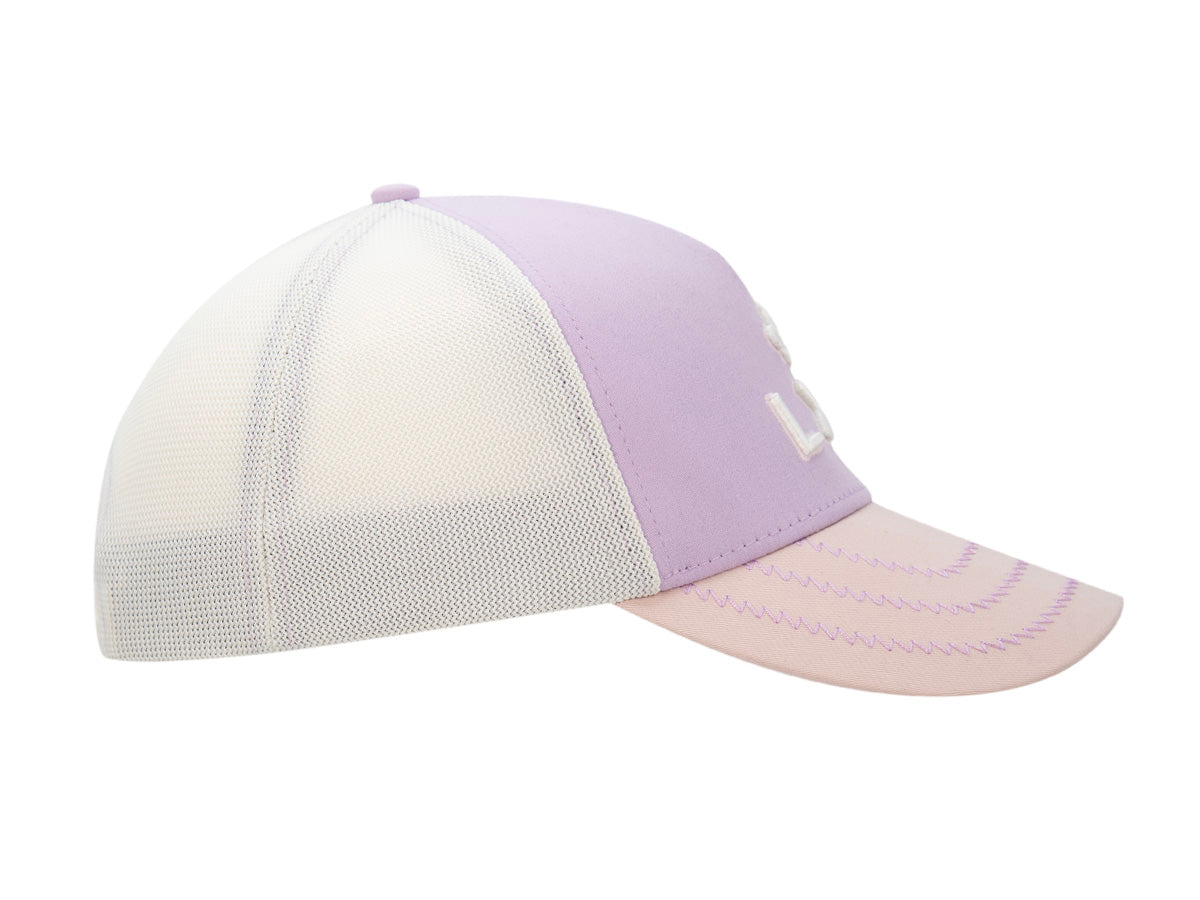 Profil gauche de la casquette Évasion raisin, visière rose pâle à surpiqûres contrastées.