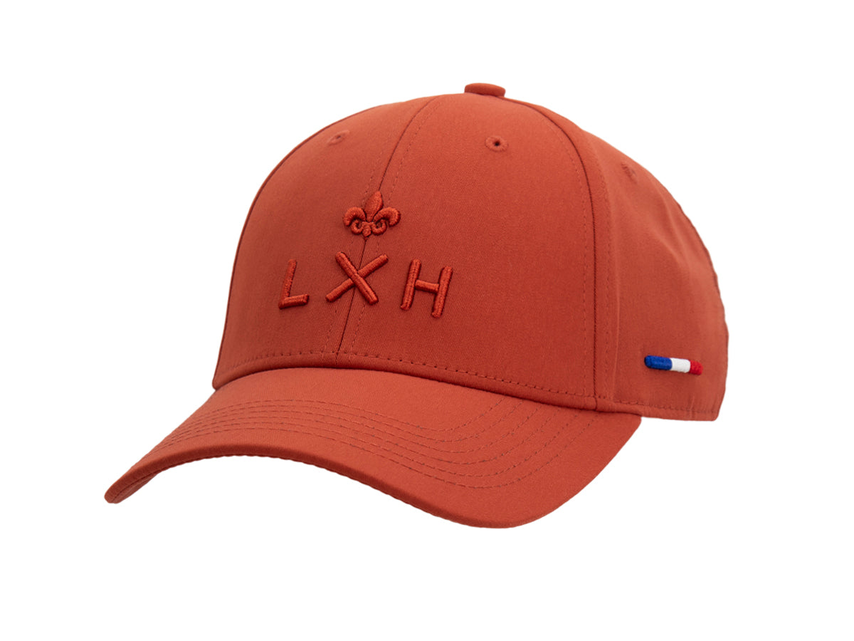 Casquette Héritage LXH coton terracotta, trois quarts avant, monogramme et fleur de lys brodés ton sur ton, drapeau tricolore.