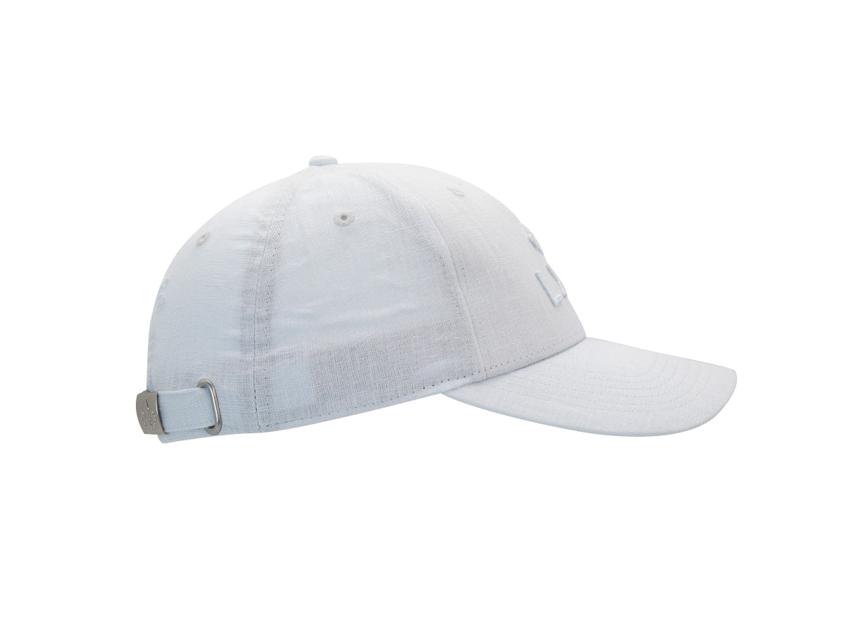Profil droit de la casquette Héritage en lin bleu glace, sangle de réglage à boucle métal et calotte six panneaux.