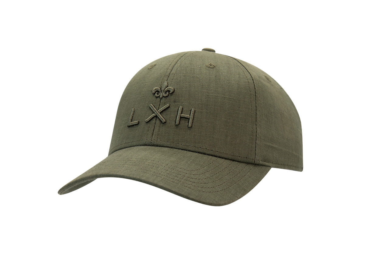 Casquette Héritage LXH en lin vert tropique, trois quarts avant, monogramme LXH et fleur de lys brodés ton sur ton.