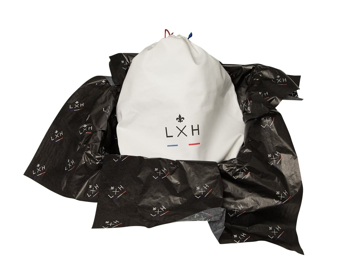 Casquette LXH emballée dans un sac tissu blanc avec logo, thème Minéraux Beige Doré