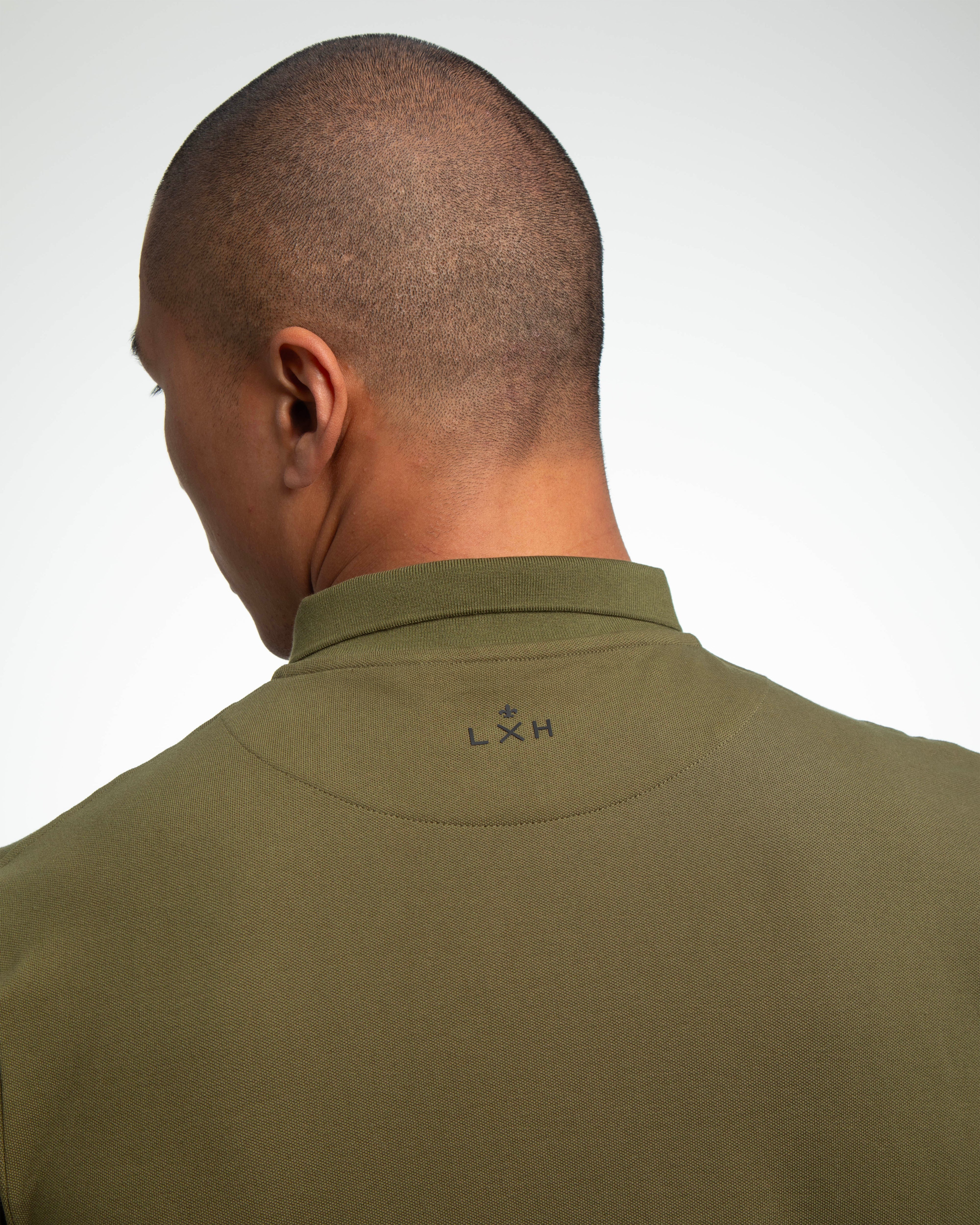 Détail dos Polo coton kaki LXH porté par un homme avec col classique et logo brodé