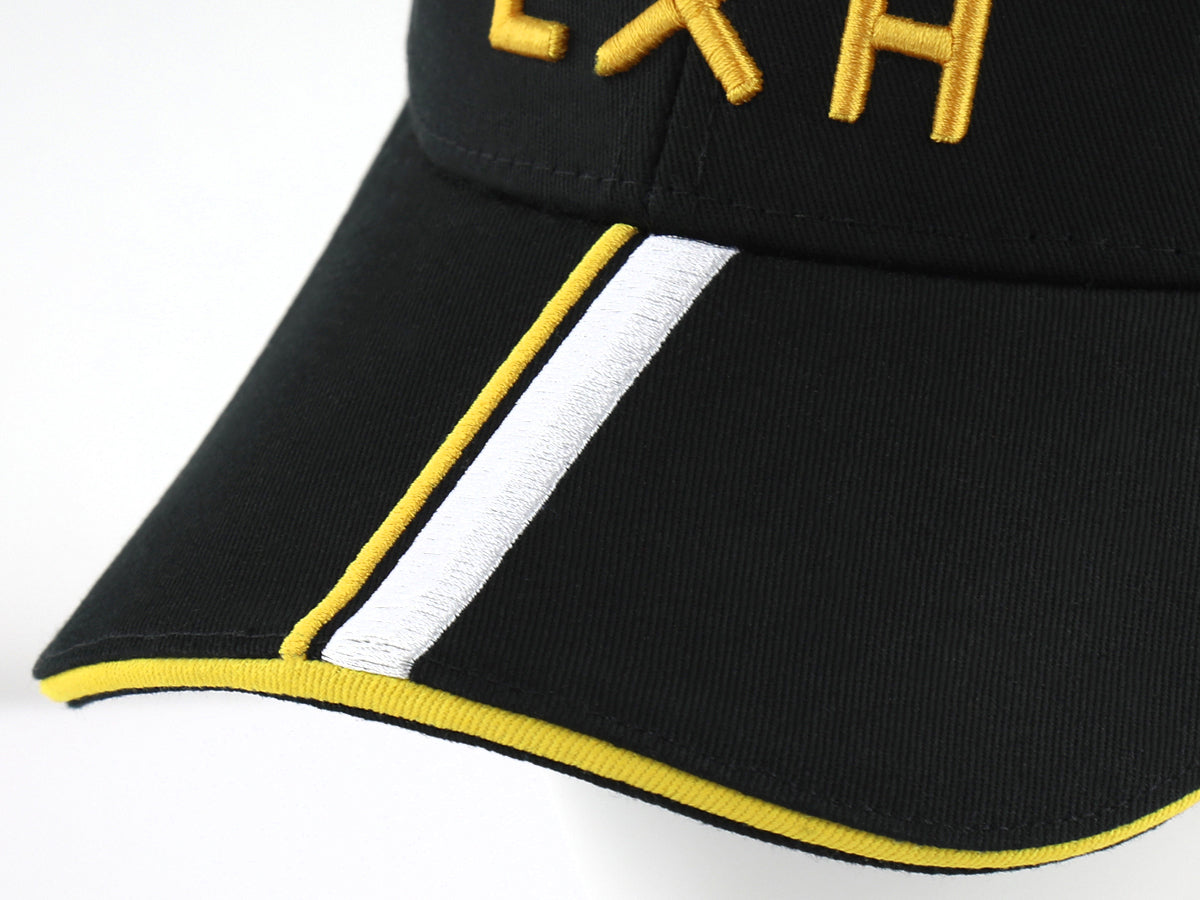 Casquette Racing Noir LXH noire avec bandes jaunes et blanches et broderie jaune sur la visière