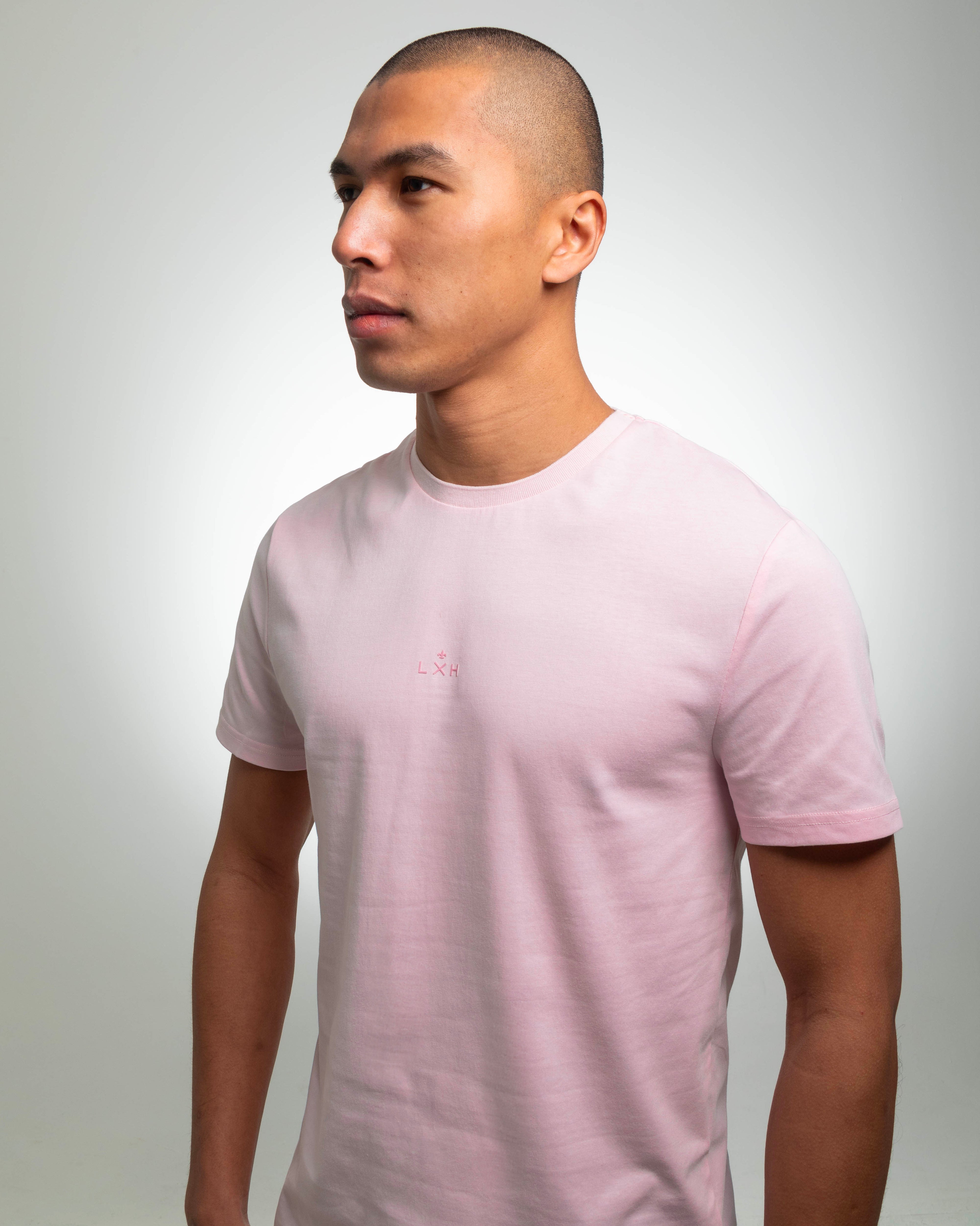 T-shirt coton rose LXH porté par un homme avec coupe classique et col rond