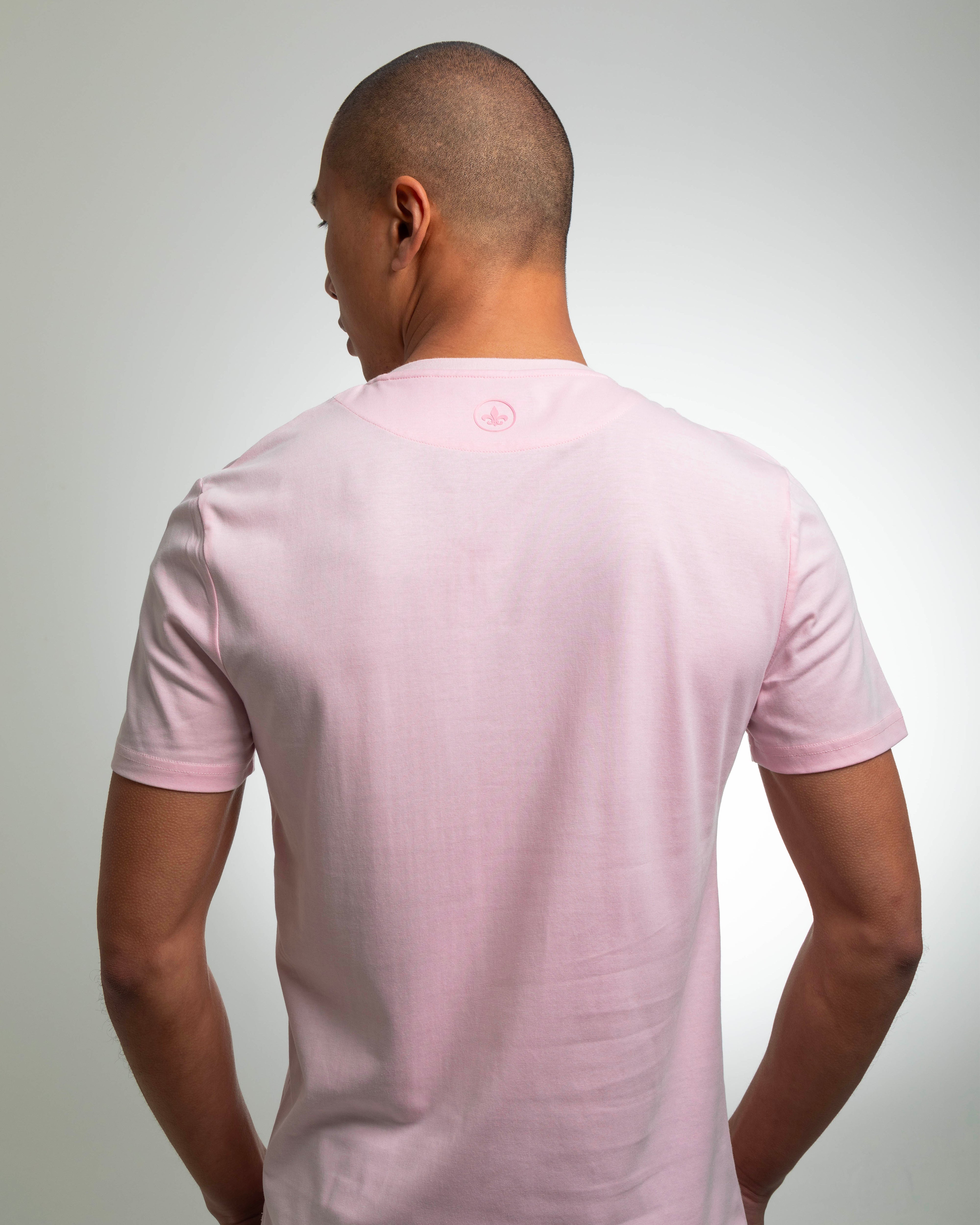 Homme portant un T-shirt Coton rose LXH vu de dos avec coupe ajustée et manches courtes