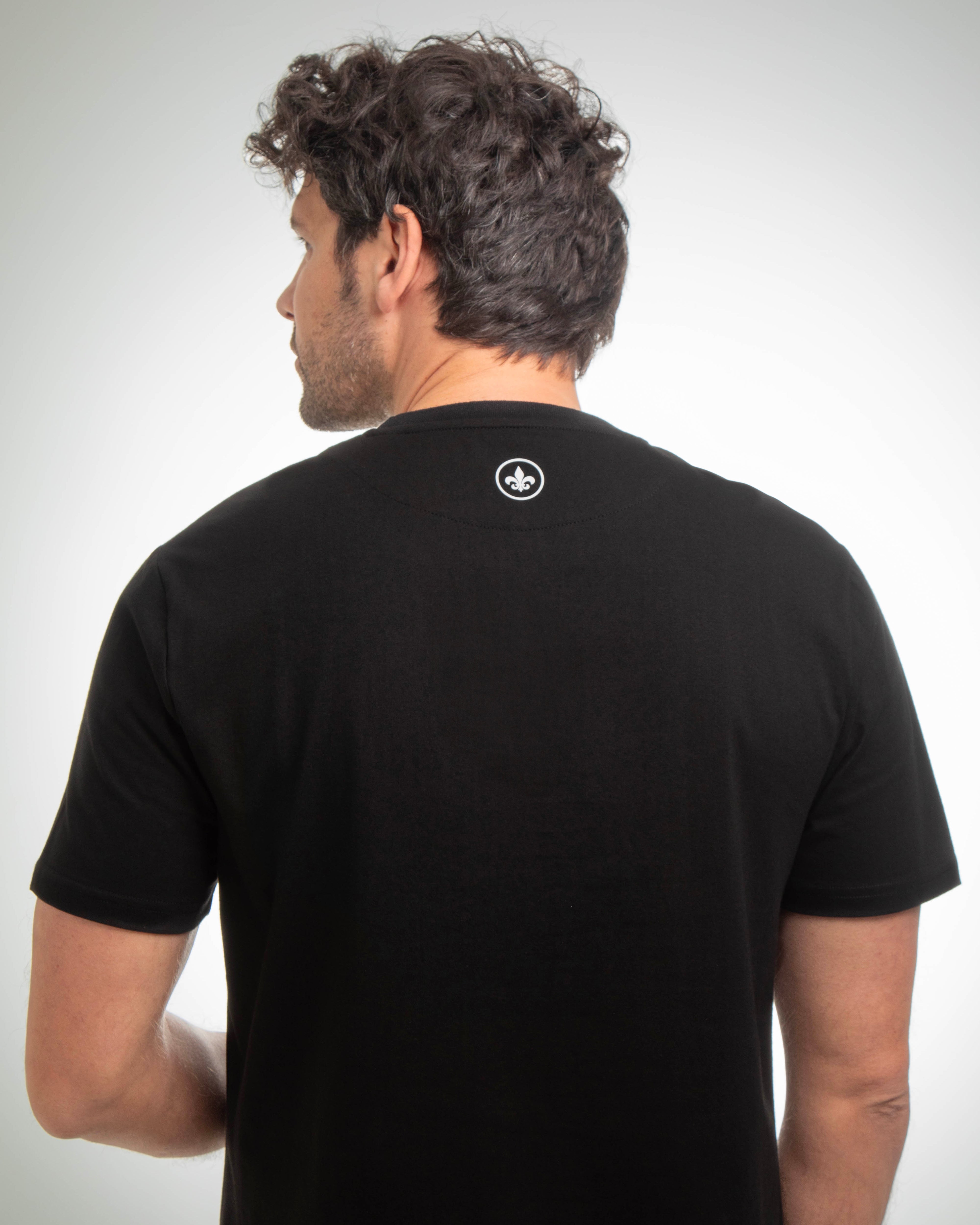 T-shirt Coton noir LXH vu de dos avec petit logo blanc au col pour un style simple et confortable