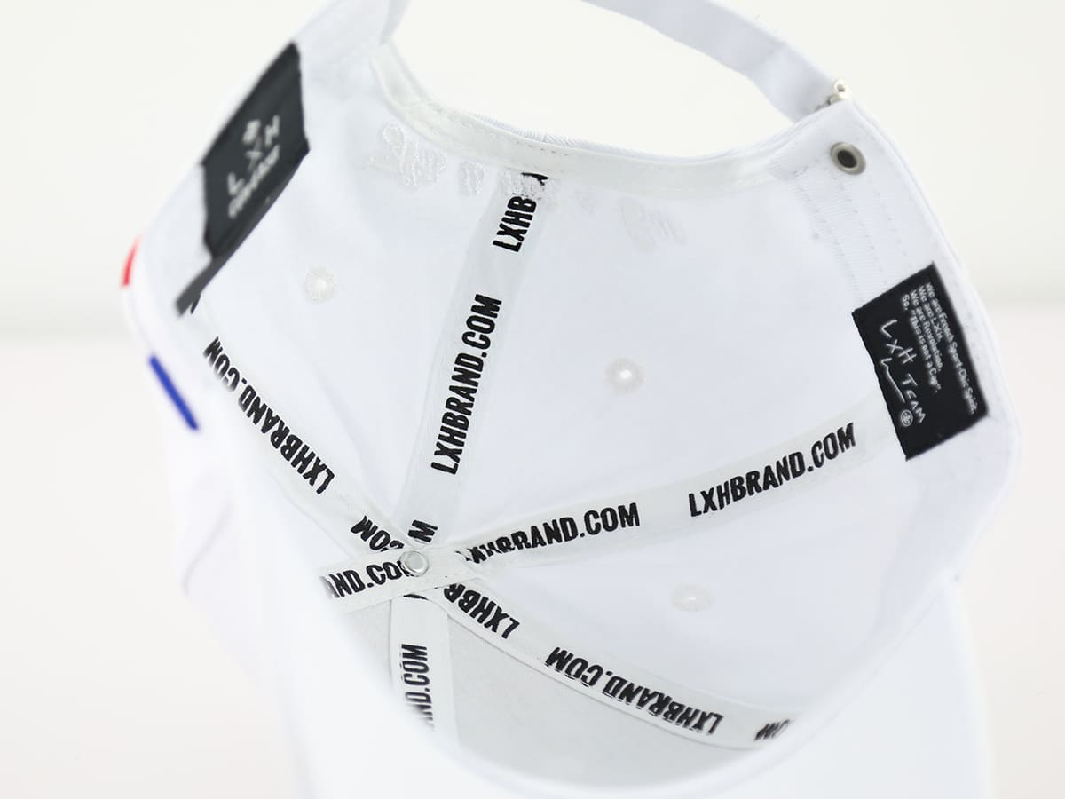 Casquette LXH vue de l'intérieur avec bande réglable et étiquette Ton sur Ton Blanc